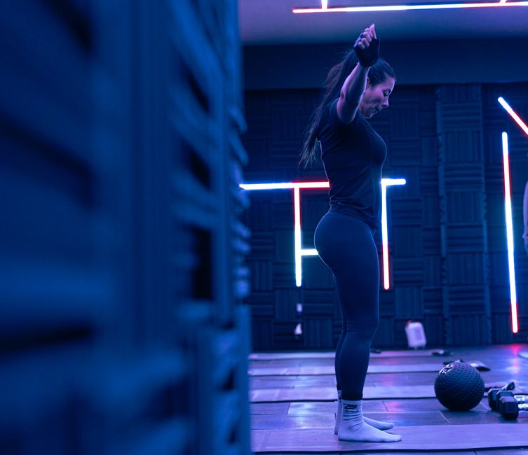 Fitness entuzijast u neonski osvijetljenom studiju